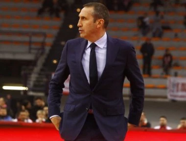 Απίθανο: Ο διαιτητής έριξε κάτω τον Μπλατ στο Ζαλγκίρις - Ολυμπιακός! (βίντεο)